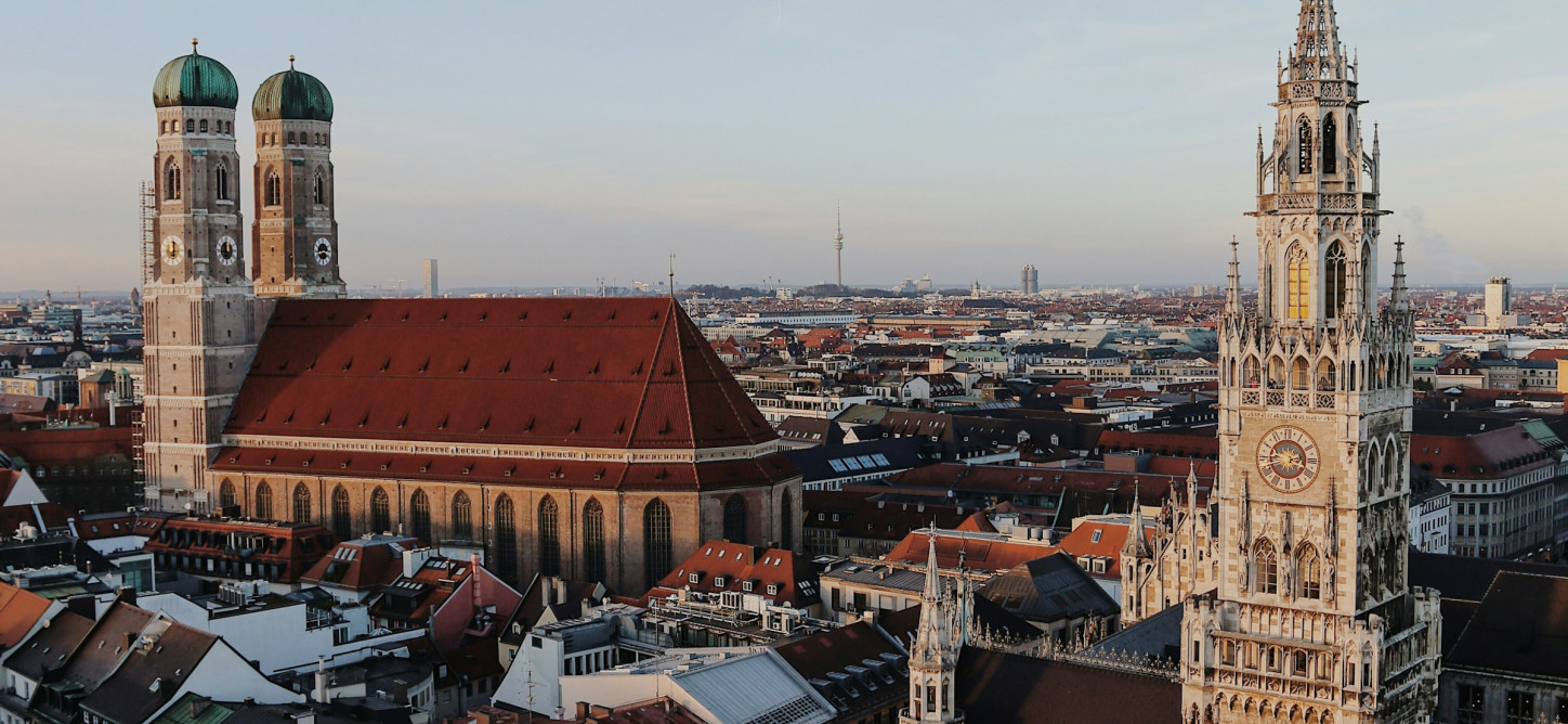 Luftaufnahme einer Stadt mit Glockenturm